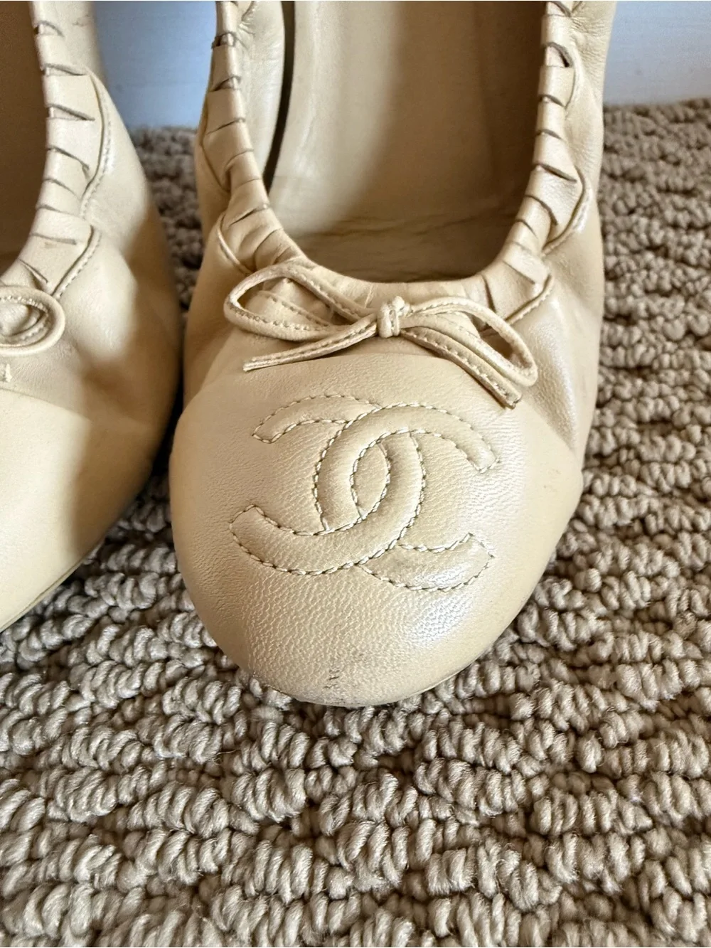 CHANEL Cream Leather CC Logo Ballet Flats